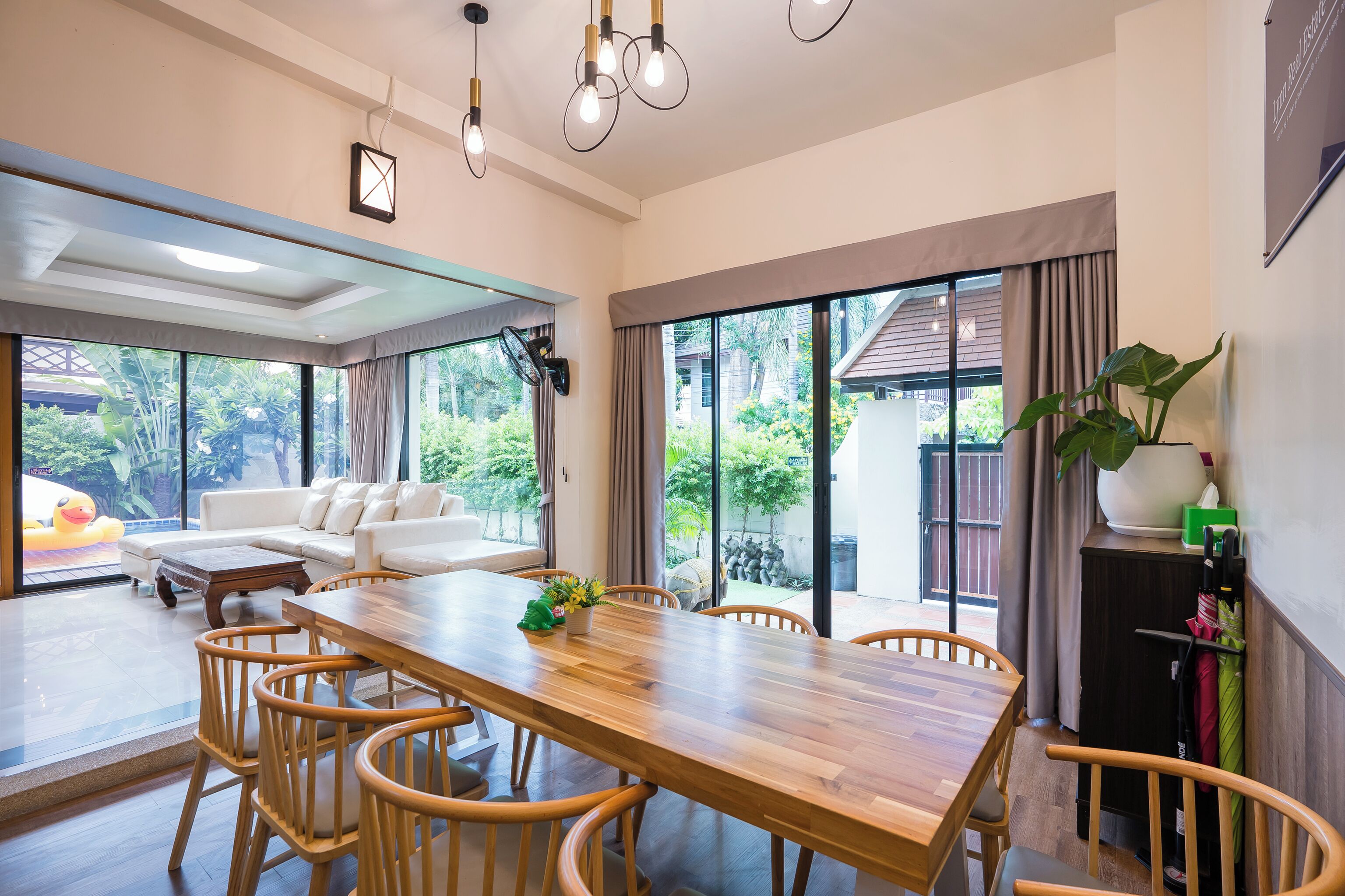 5 Beds 3 Bathrooms | Living area