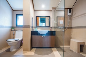 5bed 5bath | Bathroom | Shower, hydromassage showerhead, free toiletries, hair dryer