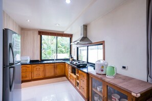 5bed 5bath | Private kitchen | Fridge, microwave, paper towels