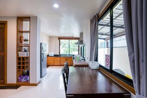 5bed 5bath | Private kitchen | Fridge, microwave, paper towels