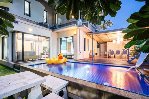 5bed 5bath | Living area