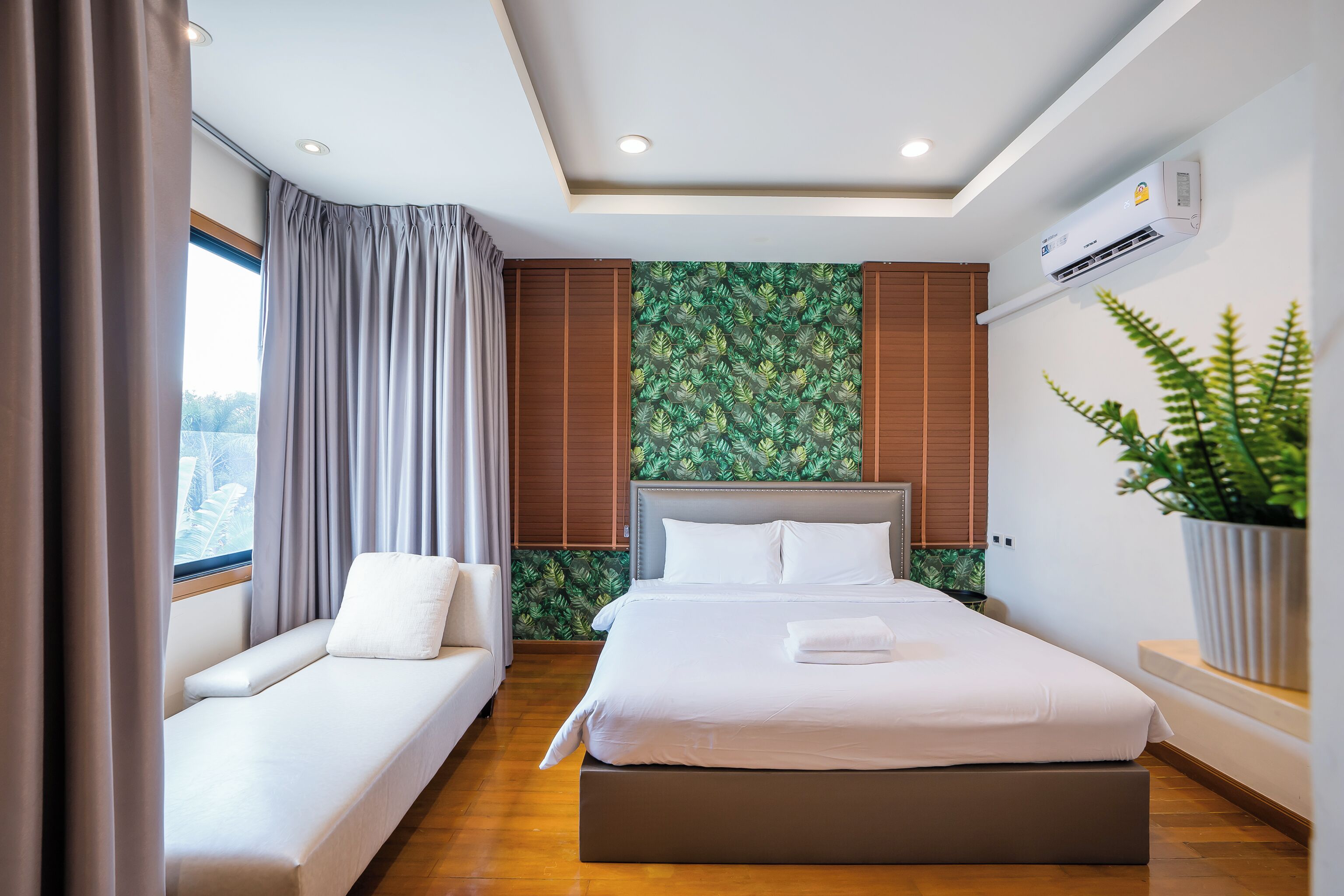 5 Beds 3 Bathrooms | In-room safe, individually decorated, individually furnished