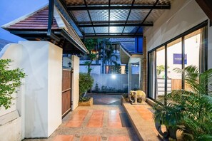 5bed 5bath | Living area