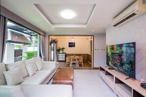 5bed 5bath | Living area