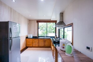 5bed 5bath | Private kitchen | Fridge, microwave, paper towels