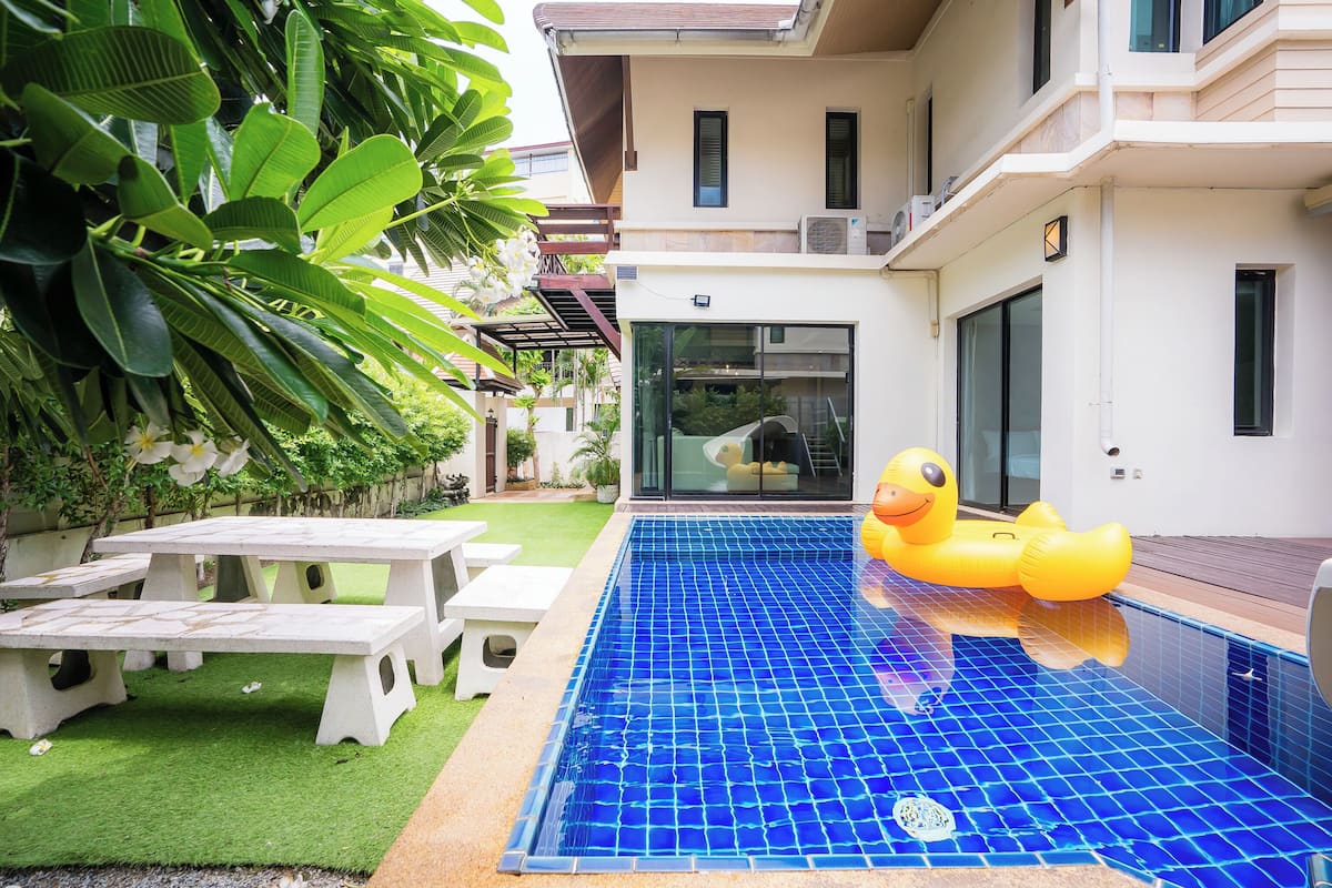 5bed 5bath | Living area
