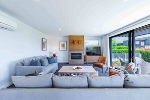 TV, fireplace - Serenity Haven: Retreat with Panoramic Views (Wanaka)