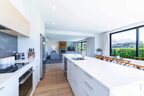 Fridge, microwave, oven, stovetop - Serenity Haven: Retreat with Panoramic Views (Wanaka)