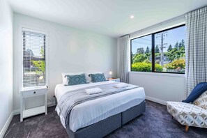3 bedrooms, iron/ironing board, WiFi, bed sheets - Serenity Haven: Retreat with Panoramic Views (Wanaka)