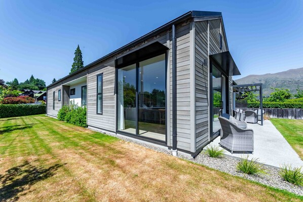 Exterior - Serenity Haven: Retreat with Panoramic Views (Wanaka)
