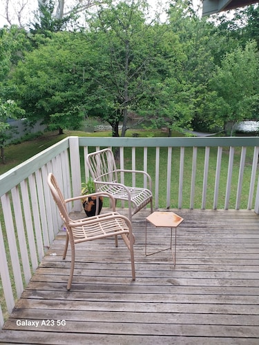 Large Riverfront House in the heart of Jamieson, Walk to all town amenities.