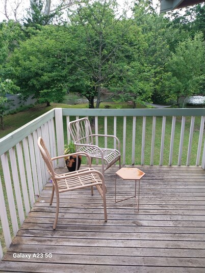 Large Riverfront House in the heart of Jamieson, Walk to all town amenities.