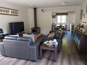 Tv, böcker och en stereo