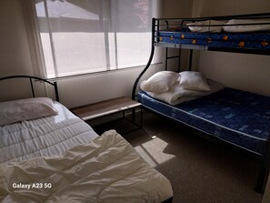 4 quartos, ferros/tábuas de passar roupa, roupa de cama