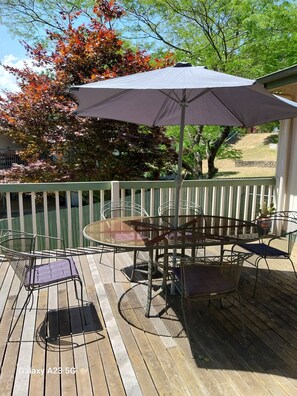 Outdoor dining - Large Riverfront House in the heart of Jamieson, Walk to all town amenities. (Jamieson)