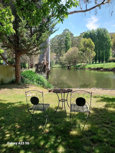 Large Riverfront House in the heart of Jamieson, Walk to all town amenities.