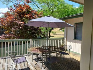 Outdoor dining - Large Riverfront House in the heart of Jamieson, Walk to all town amenities. (Jamieson)