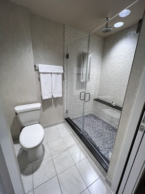 ジェットバス、ヘアドライヤー、タオル、石鹸