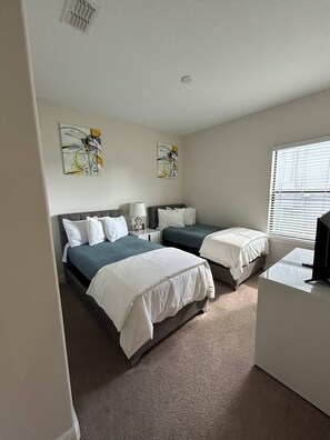 4 bedrooms, travel cot, free WiFi, bed sheets - Balmoral Breeze - resort living, great location (Haines City)