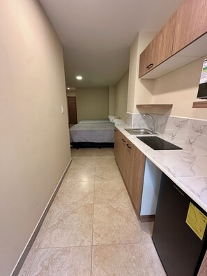 Suite familiar | Cocina privada | Frigobar, microondas, tetera eléctrica y utensilios de cocina 