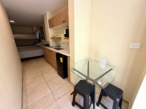 Suite Familiale | Cuisine privée | Mini réfrigérateur, micro-ondes, bouilloire électrique