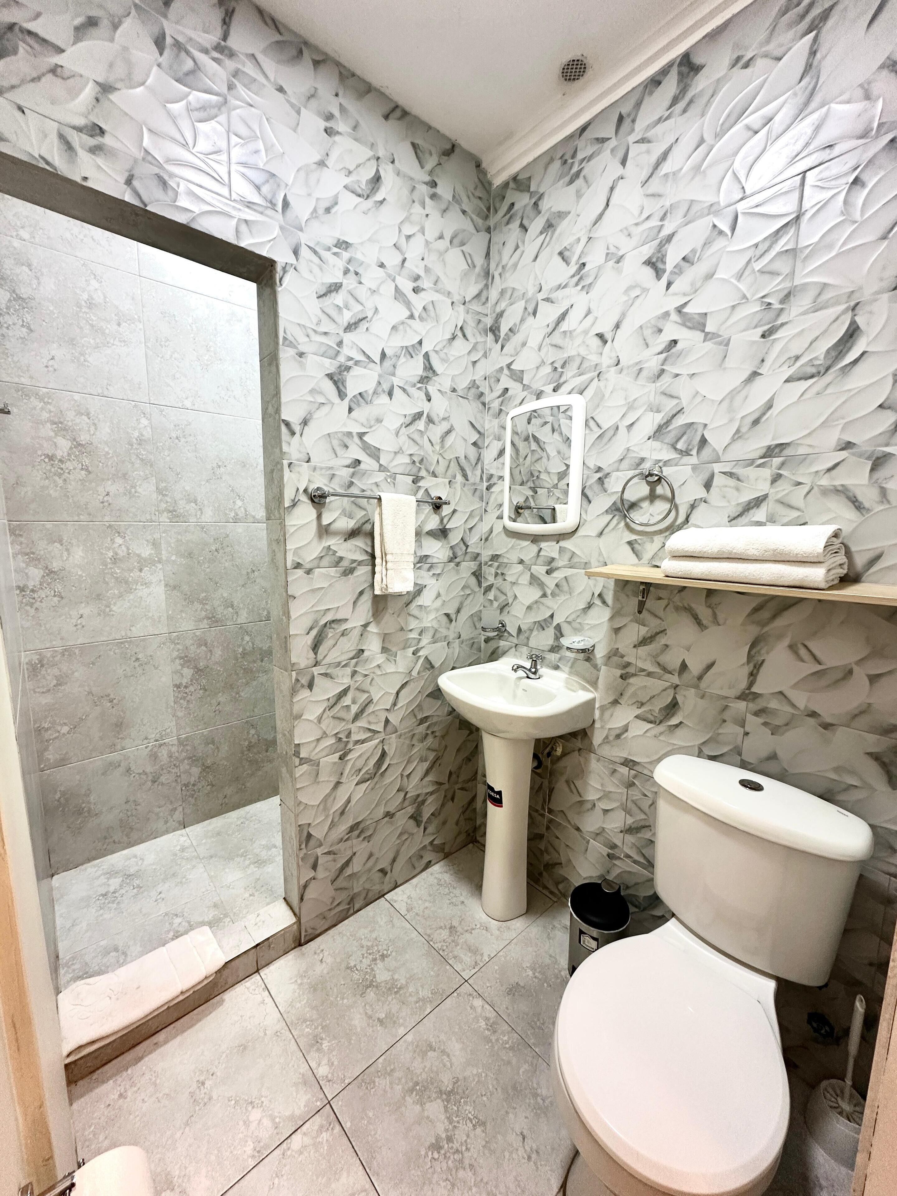 Familiesuite, 2 dobbeltsenger | Bad | Kombinert dusj/badekar, regndusjhode og toalettartikler (inkludert)