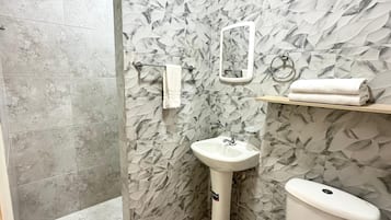 Family Suite, 2 Double Beds | Bathroom | Combined shower/tub, rainfall showerhead, free toiletries, towels