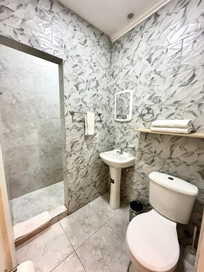 Family Suite, 2 Double Beds | Bathroom | Combined shower/tub, rainfall showerhead, free toiletries, towels