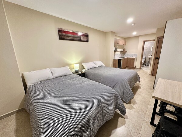 ملاءات من القطن المصري وأغطية فراش متميزة وألحفة محشوة بالريش وميني بار