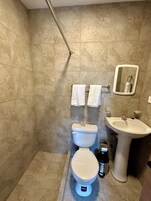 Executive Room | Bathroom | Rainfall showerhead, free toiletries, towels, soap