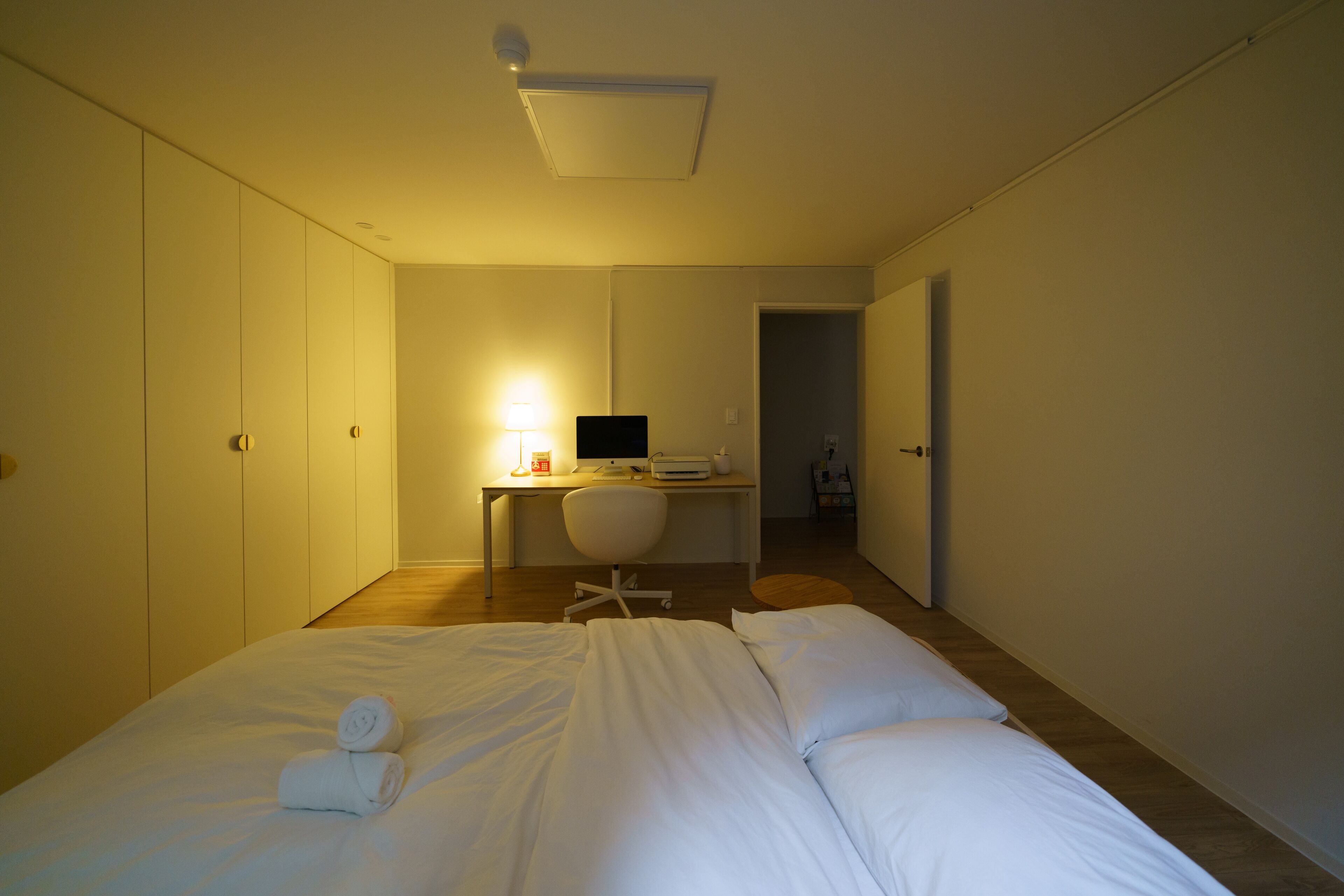 2 soverom, skrivebord, strykejern/-brett og wi-fi