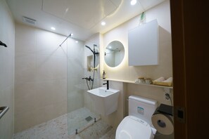 Dusche, Haartrockner, Handtücher, Seife