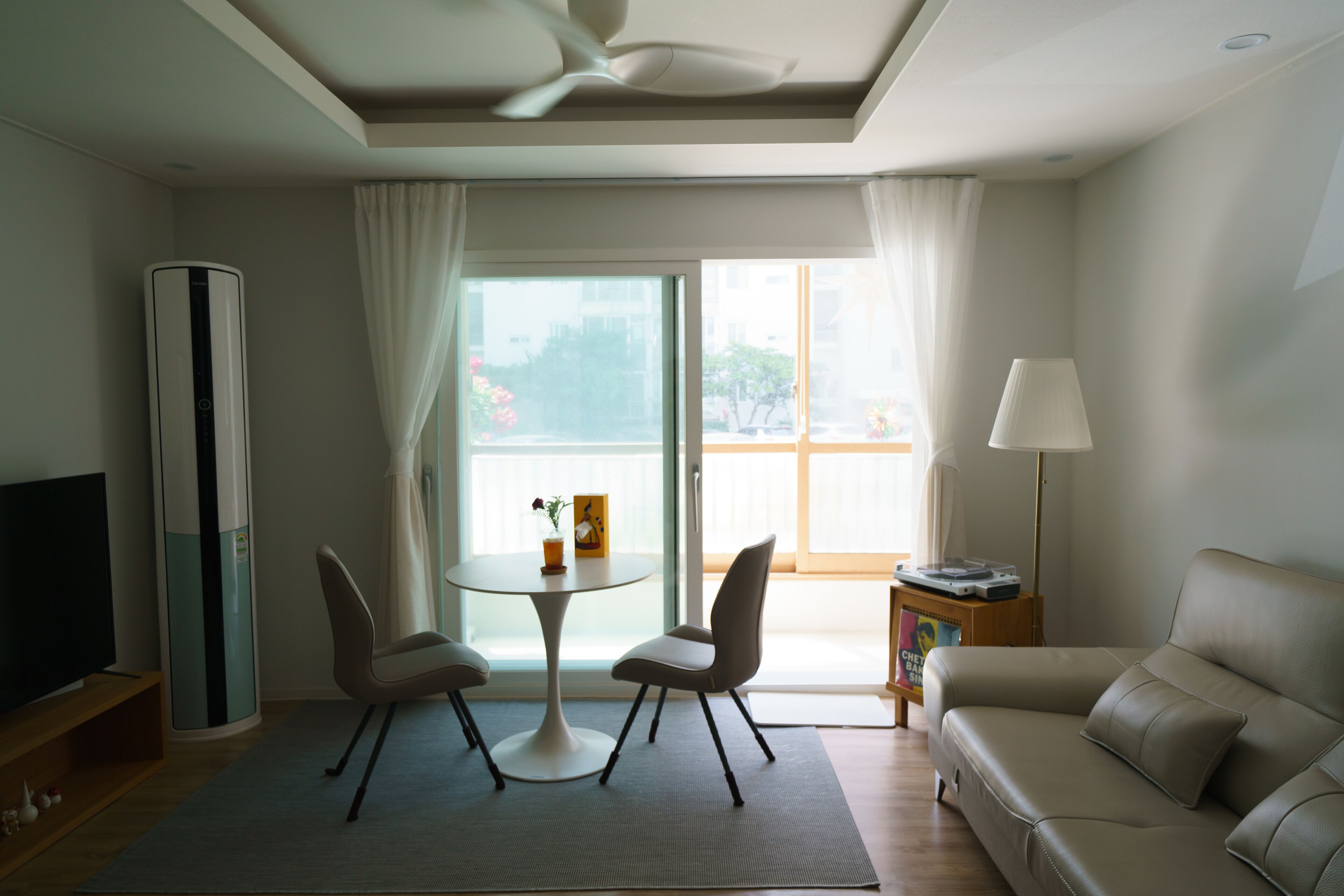 Smart-TV, DVD-spiller, bøker og musikkbibliotek