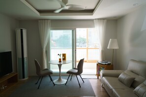 Una Smart TV, un reproductor de DVD, libros, una biblioteca de música