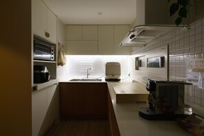 Frigorífico, horno, placa de cocina y lavavajillas