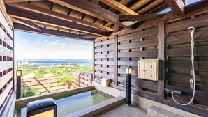 A wooden cabin with a hot tub, wooden walls, and a view of the landscape. - Nanki shirahama View point (Shirahama)