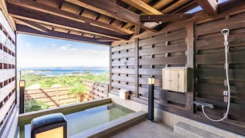 Villa exécutive | Salle de bain | Ensemble baignoire-douche, baignoire à l’eau de source