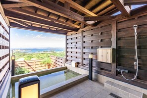 Vila executiva | Banheiro | Chuveiro/banheira combinados, banheiras de fontes termais