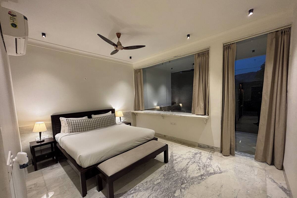 Studio Suite | In-room safe, desk, laptop workspace, blackout drapes