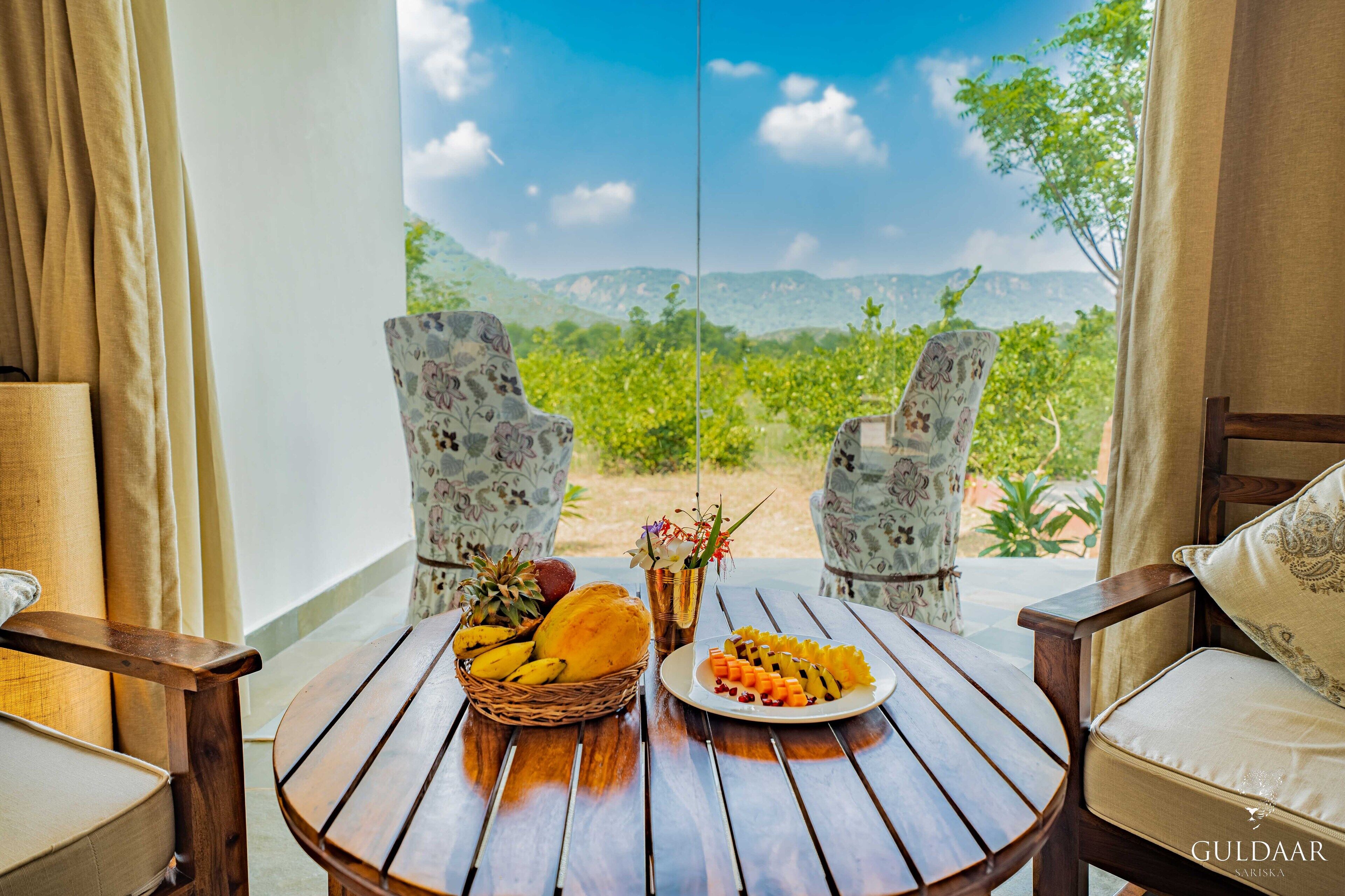 خزنة داخل الغرفة ومكتب ومساحة عمل للكمبيوتر المحمول وستائر تعتيم