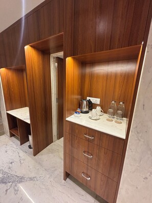Studio Suite | In-room safe, desk, laptop workspace, blackout drapes