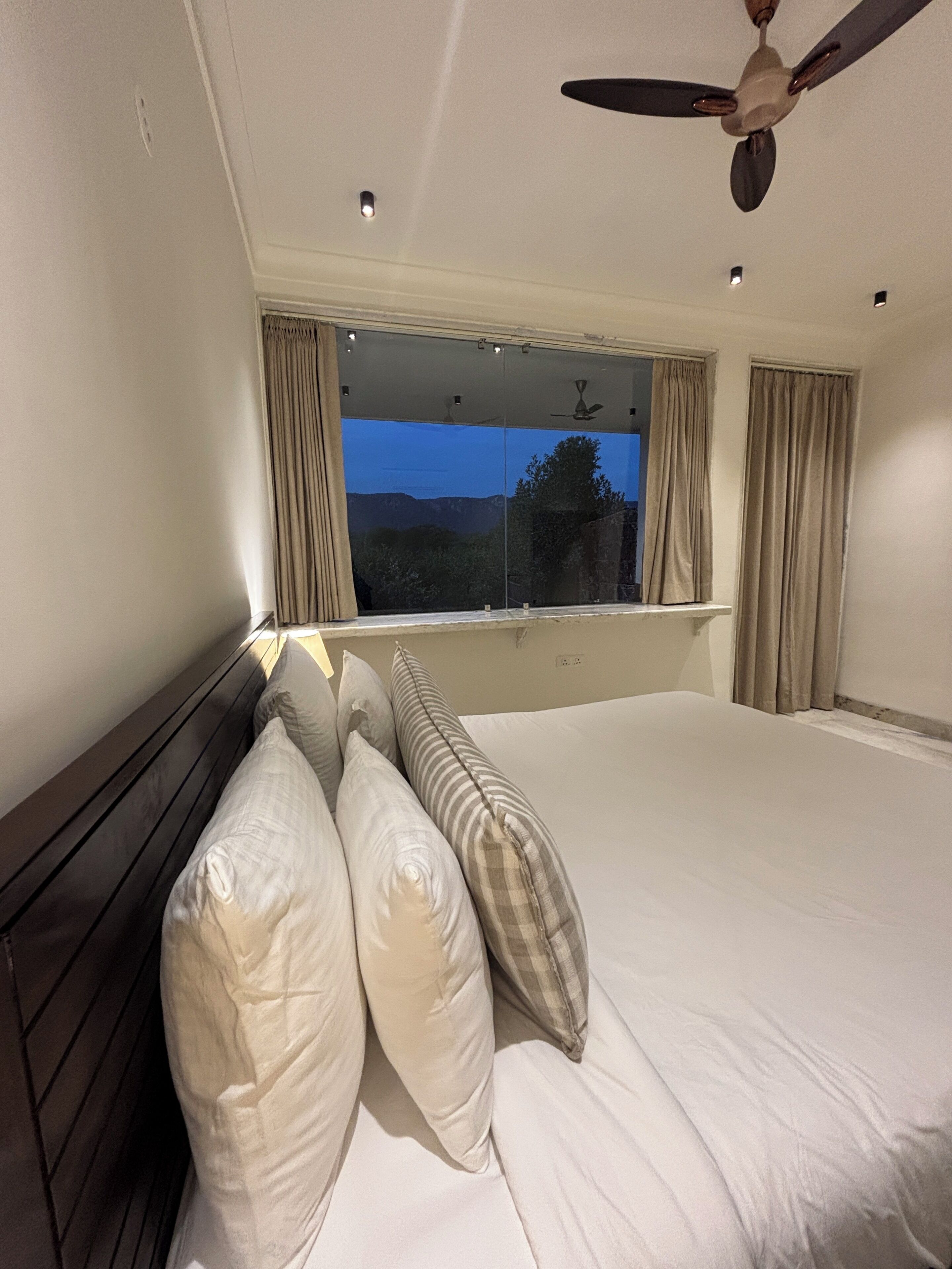 Studio Suite | In-room safe, desk, laptop workspace, blackout drapes