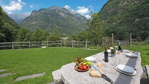 شاليه عائلي - غرفتا نوم - بمدفأة - بالقرب من الجبل (Rustico alla bolla - Val Verzasca) | تناول الطعام بالخارج