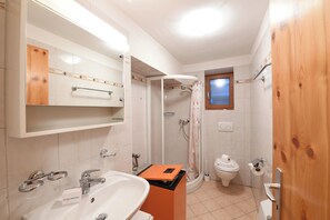 Family Chalet, Multiple Bedrooms, Mountainside (Rustico alla bolla) | Bathroom | Shower, hair dryer, towels, soap - Rustico alla bolla (Sonogno)