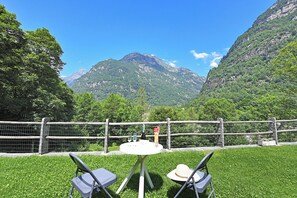 Familienchalet, Mehrere Schlafzimmer, Bergseite (Rustico alla bolla) | Speisen im Freien