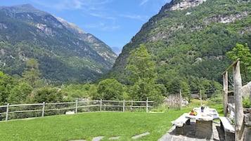 Family Chalet, 2 Bedrooms, Fireplace, Mountainside (Rustico alla bolla - Frasco / Val) | Garden