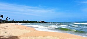 A beach with clear skies, waves, and palm trees. - Villa386 (Balapitiya)