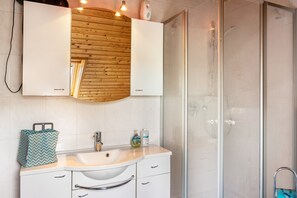 Shower, hair dryer, towels - Apartment 'Zum Leiselsee' with Shared Garden and Wi-Fi (Baunatal)