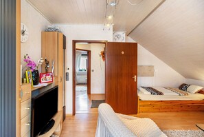 1 habitación, tabla de planchar con plancha, wifi gratis y ropa de cama 