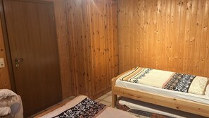 1 bedroom, free WiFi, bed sheets - Apartment 'Souterrainwohnung Zum Leiselsee' with Shared Garden and Wi-Fi (Baunatal)